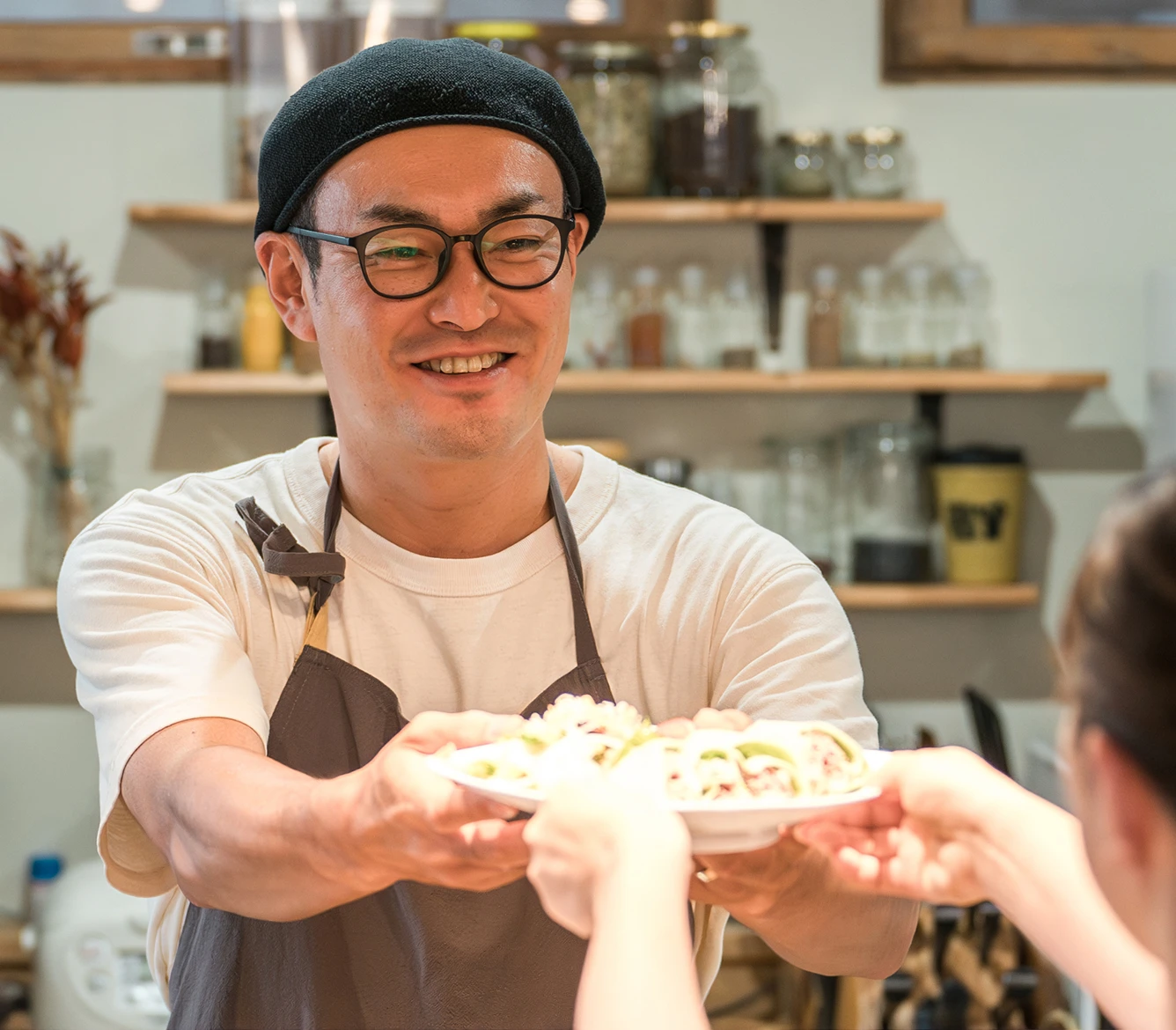 食事を渡す画像